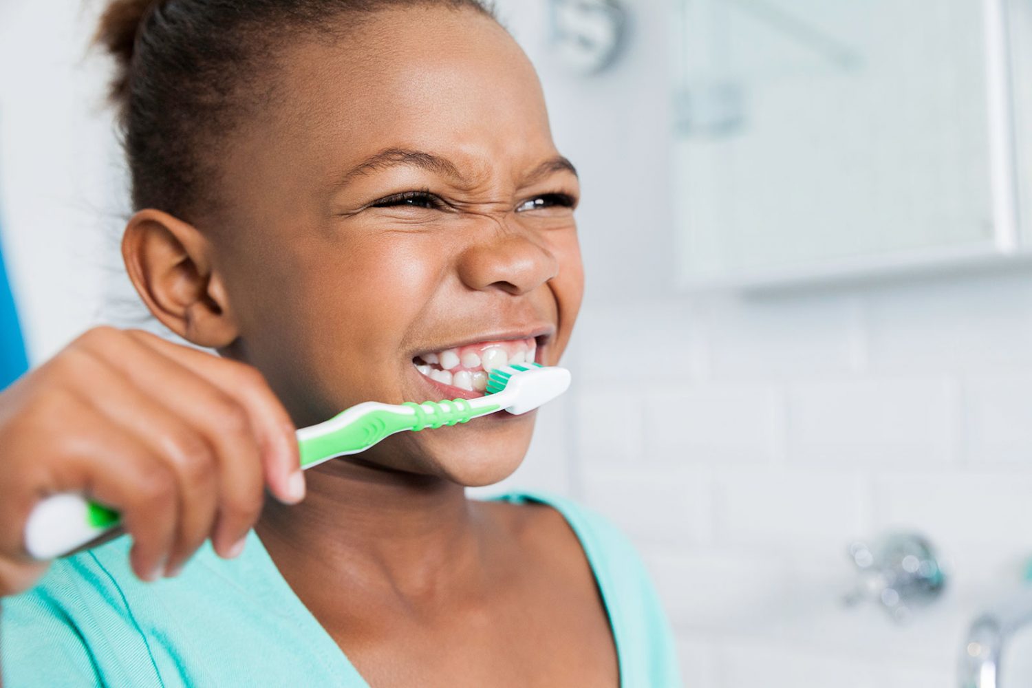 Child brushes teeth before dental clinic